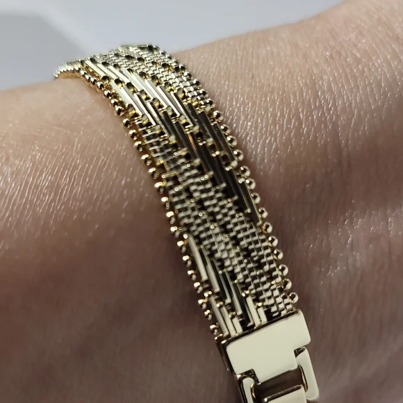 It is an elegant gold-plated bracelet that is waterproof, sweatproof, and chlori - Picture 1 of 4